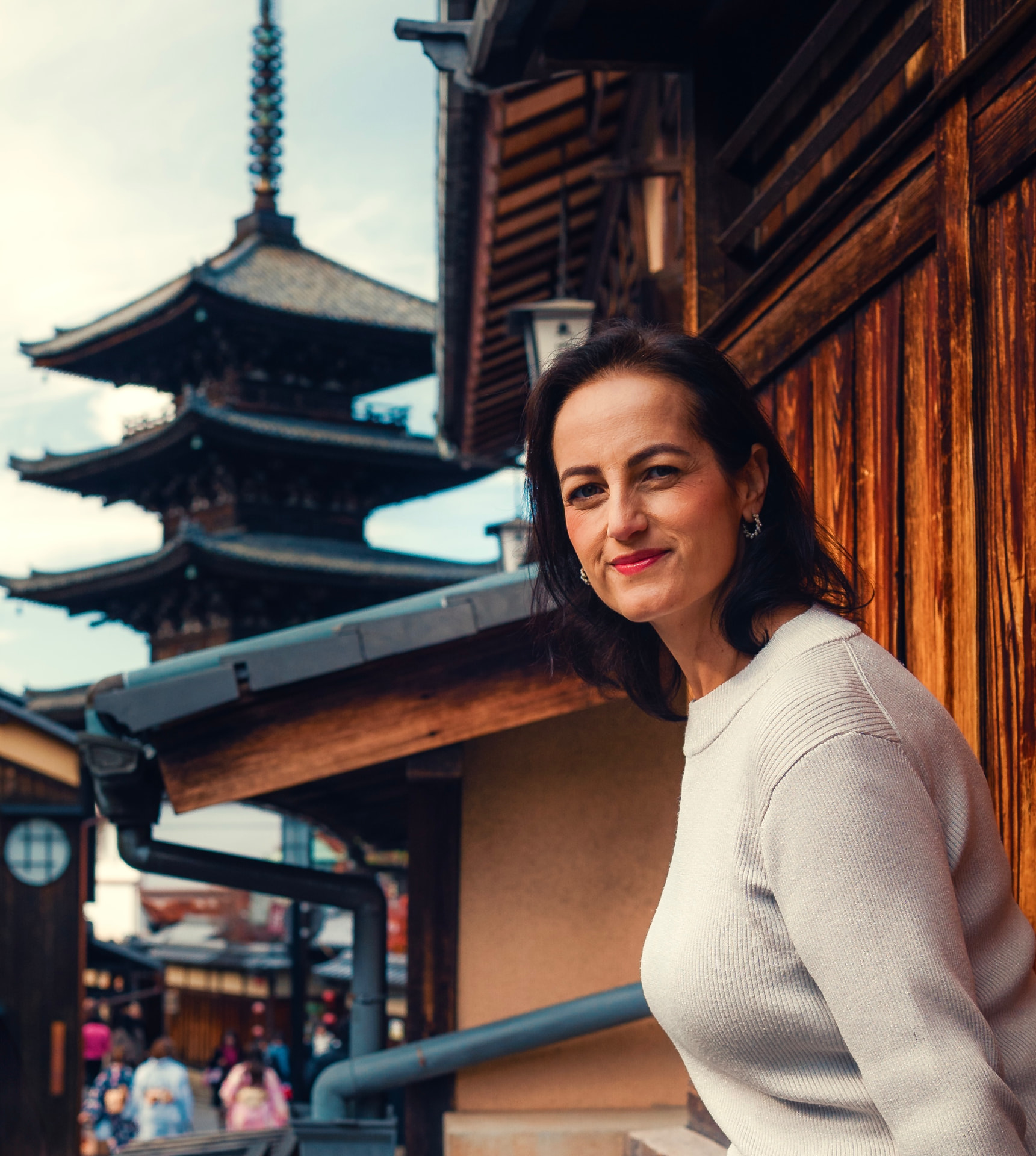 Mariana em Kyoto, com pagode tradicional ao fundo