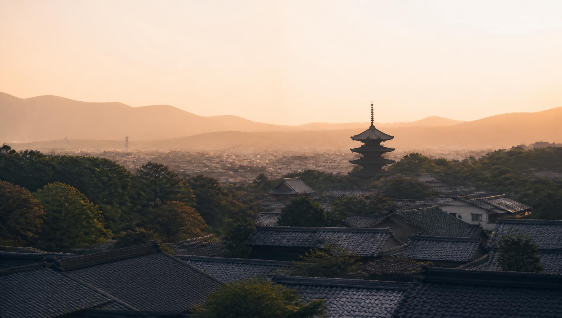 Vista dos telhados de Kyoto com pagode ao pôr do sol